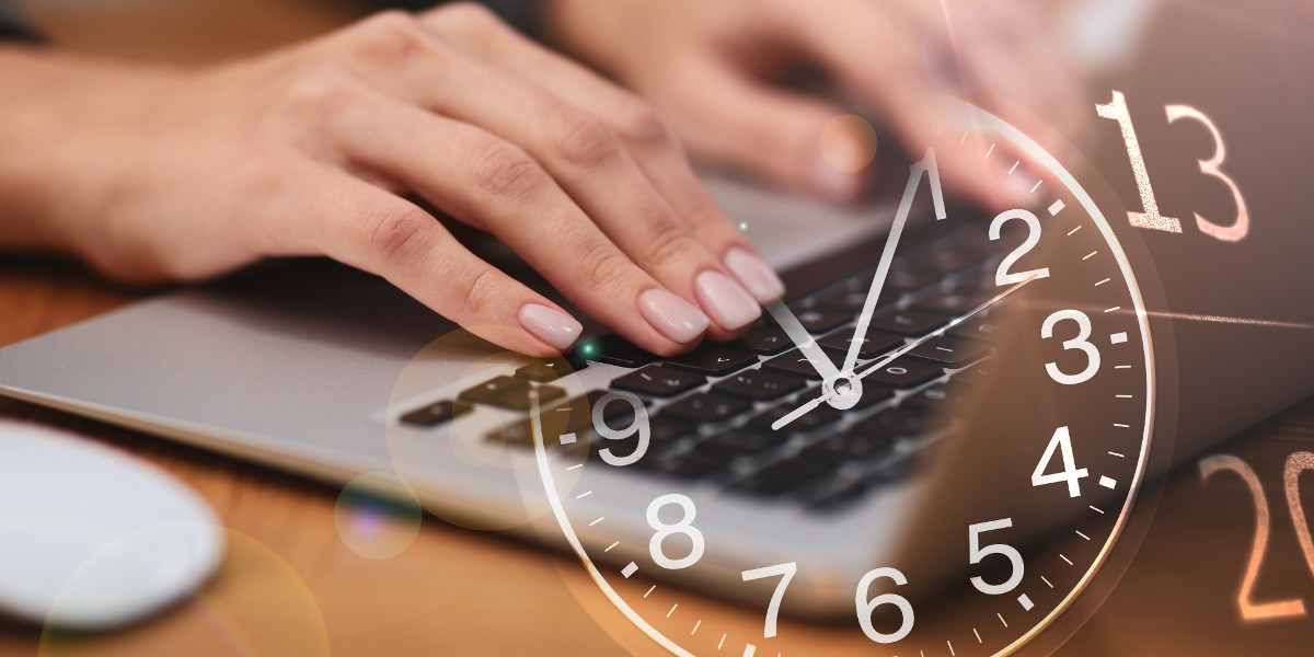 ore suplimentare, femeie la laptop care lucreaza mai mult de 8 ore, concept | shiftin